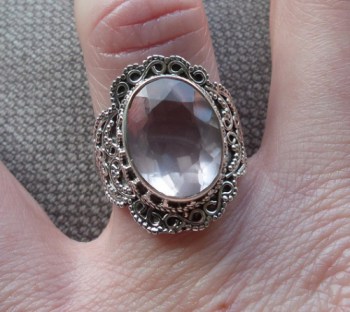 Zilveren ring met facet Rozenkwarts en bewerkte kop 17 mm