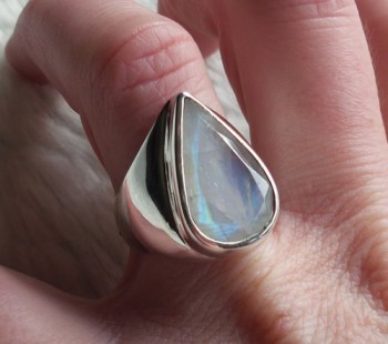 Zilveren ring gezet met facet geslepen Maansteen 18 mm