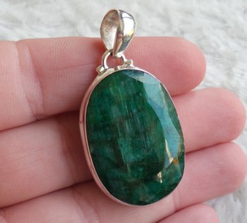 Zilveren hanger gezet met grote ovale facet Emerald