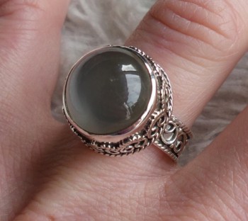 Zilveren ring ronde perzik Maansteen in bewerkte setting 16.5 mm