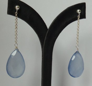 Zilveren oorbellen met grote blauw Chalcedoon briolet