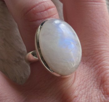 Zilveren ring gezet met cabochon Maansteen 18 mm