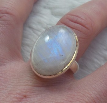 Zilveren ring gezet met cabochon Maansteen 18 mm