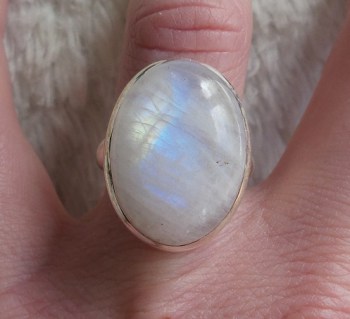 Zilveren ring gezet met cabochon Maansteen 18 mm