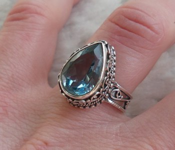 Zilveren ring druppelvorm blauw Topaas bewerkte setting 16.5 mm