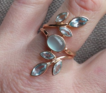 Vergulde zilveren ring met blauw Chalcedoon en Topaas 18 mm