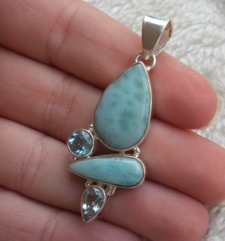 Zilveren hanger gezet met Larimar en blauw Topaas