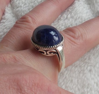 Zilveren ring met dwarsliggende ovale cabochon Saffier 19 mm