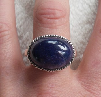 Zilveren ring met dwarsliggende ovale cabochon Saffier 19 mm