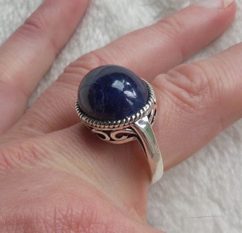 Zilveren ring met dwarsliggende ovale cabochon Saffier 19 mm