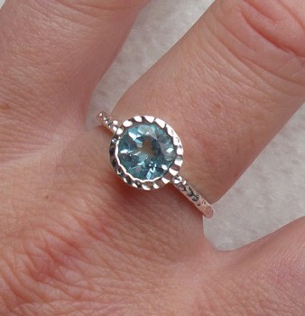 Zilveren ring gezet met blauw Topaas en gehamerde setting