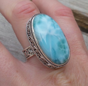 Zilveren ring grote ovale Larimar in bewerkte setting 18.5 mm