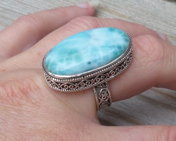 Zilveren ring grote ovale Larimar in bewerkte setting 18.5 mm