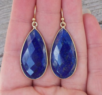 Vergulde oorbellen gezet met grote Lapis Lazuli briolet