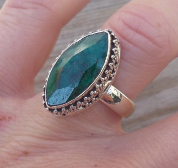 Zilveren ring marquise Emerald en bewerkte kop 17.3 mm