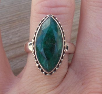 Zilveren ring marquise Emerald en bewerkte kop 17.3 mm