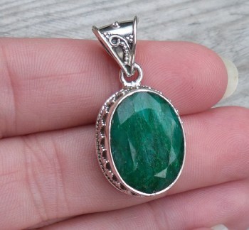 Zilveren hanger met ovale Emerald gezet in bewerkte setting