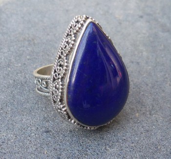 Zilveren ring druppelvorm Lapis Lazuli in bewerkte setting 17 mm