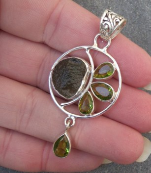 Zilveren hanger gezet met facet Peridot en Moldaviet