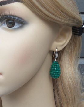 Zilveren oorbellen met druppel van facet geslepen groene Oyxen
