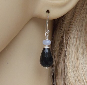 Zilveren oorbellen met zwarte Onyx en blauw Lace Agaat