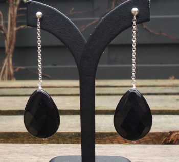 Zilveren oorbellen met grote facet zwarte Onyx briolet