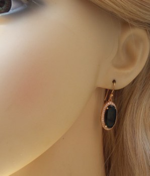 Vergulde oorbellen gezet met ovale facet Onyx en Zirkonia