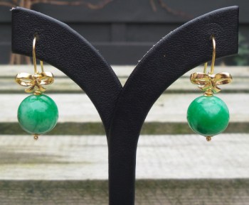 Vergulde oorbellen met ronde groene Jade