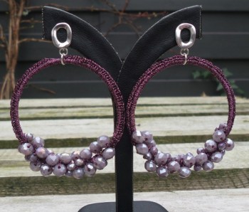 Zilveren oorbellen met hanger van zijdedraad en kristallen