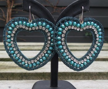Zilveren oorbellen harten van zijdedraad en kristallen blauw /gr