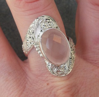 Zilveren ring gezet met ovale facet geslepen Rozenkwarts