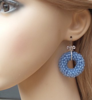 Zilveren oorbellen met ronde hanger van licht blauwe Kristallen