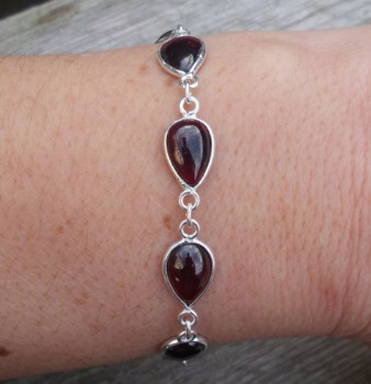 Zilveren armband met druppelvormige cabochon Granaatjes