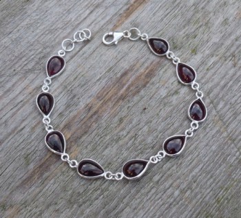 Zilveren armband met druppelvormige cabochon Granaatjes