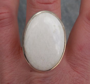 Zilveren ring gezet met brede ovale Scoleciet 18 mm