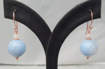 Rosé vergulde oorbellen met ronde blauw Lace Agaat en Maansteen