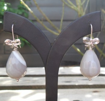 Zilveren oorbellen met licht grijze Agaat briolet