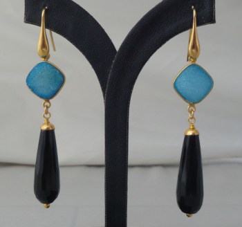 Vergulde oorbellen met zwarte Onyx briolet en blauwe druzy Agaat