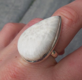 Zilveren ring gezet met druppelvormige Scoleciet 18 mm