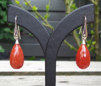 Zilveren oorbellen gezet met rode Onyx briolet