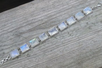 Zilveren armband gezet met rechthoekige facet Maanstenen