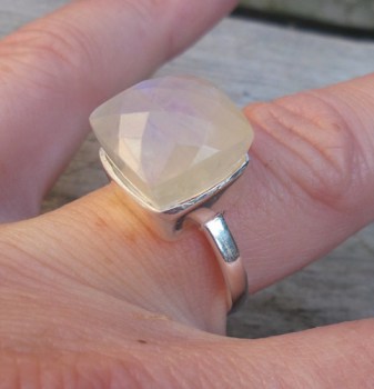 Zilveren ring gezet met vierkante facet regenboog Maansteen