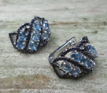 Zilveren oorbellen gezet met blauwe en zwarte Saffieren