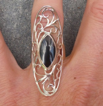 Zilveren ring met marquise Onyx en open bewerkte kop 17.3