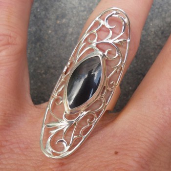 Zilveren ring met marquise Onyx en open bewerkte kop 17.3