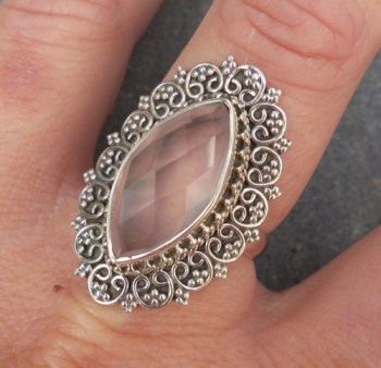 Zilveren ring marquise facet Rozenkwarts en bewerkte kop 17.7 mm