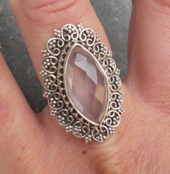 Zilveren ring marquise facet Rozenkwarts en bewerkte kop 17.7 mm