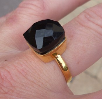 Vergulde ring gezet met vierkante zwarte Onyx