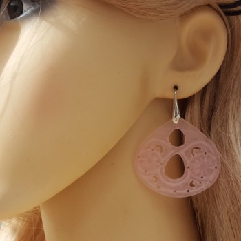Zilveren oorbellen brede druppelvorm uitgesneden roze Jade