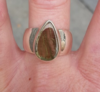 Zilveren ring met druppelvormige cabochon geslepen Moldaviet 19
